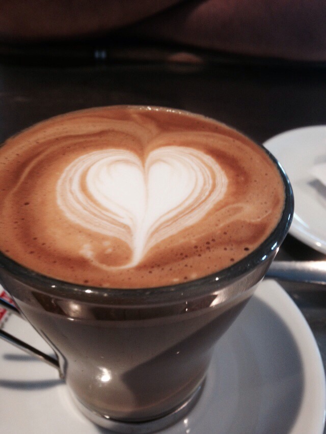 Un corazón dibujado en un café.