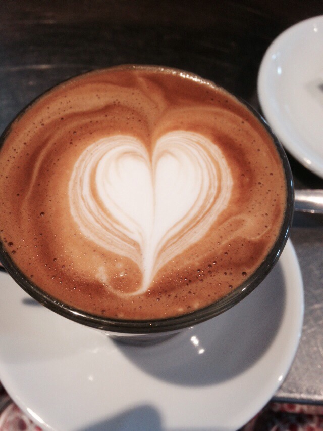 Un corazón dibujado en un café 		desde arriba.