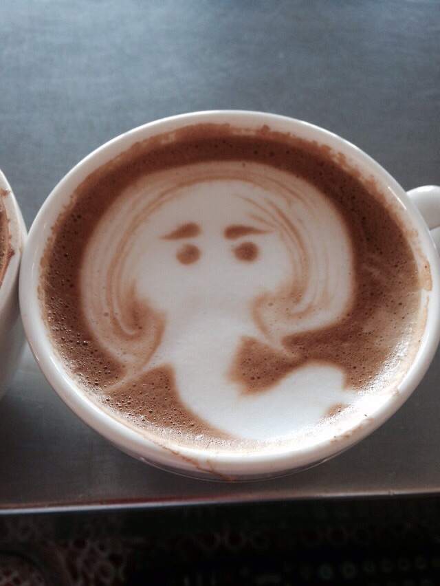 El dibujo de un elefante con la espuma de leche en una taza de café